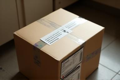 Pacchetto di forniture per animali pronto per la consegna.